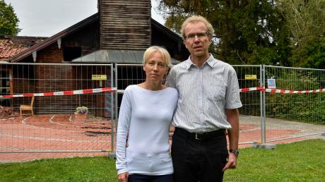 Nach dem Brand in der Uttinger Christuskirche plant Pfarrer Jochen Eberhardt (oben mit seiner Frau Alexandra) am Sonntag einen Freiluftgottesdienst. 