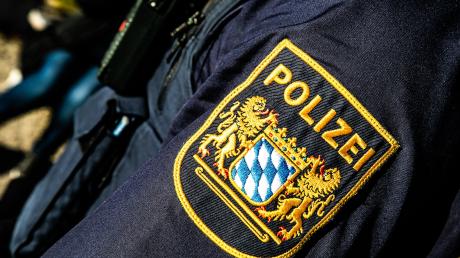 Die Polizei sucht einen Autofahrer, der in Oberndorf einen Gartenzaun beschädigt hat.