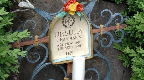 Ursula Herrmann und Natalie Astner mussten beide jung sterben. Unsere Bilder zeigen ihre Gräber. Viele Menschen erinnern sich noch an die beiden Kinder und ihren grausamen Tod.  	