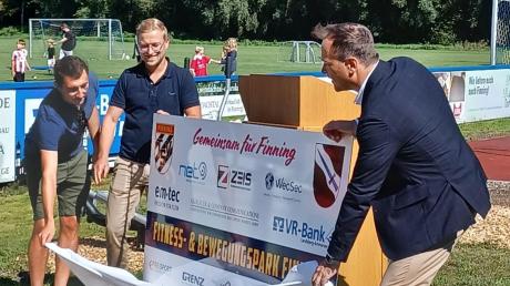 (Von rechts) Landrat Thomas Eichinger, TSV-Vorsitzender Martin Boos und Mathias Steber (Dritter Vorsitzender des TSV Finning) enthüllten die Tafel mit den Namen der Sponsoren und Spender für den neuen Fitness- und Bewegungspark. 