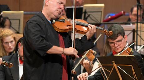 Festival der Nationen 2021 im Kurhaus Bad Wörishofen: Stargeiger Nigel Kennedy spielt Beethoven, die Russische Kammerphilharmonie St. Petersburg begleitet ihn. Stehende Ovationen gab es nach dem Konzert von den Zuschauern. 	