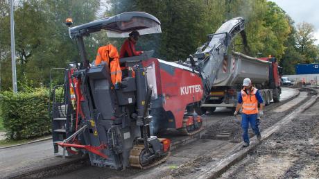 Am Dienstag wurde die Fahrbahn der Von-Kühlmann-Straße zwischen Herbstweg und Mutterturm abgefräst 