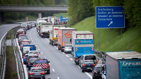 Nach einem Unfall im Echinger Tunnel staut sich der Verkehr auf der A96  in Richtung München.