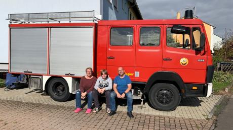 Miryam, Bela und Michael Rüfer aus dem Taunus sind die jetzigen Besitzer des ehemaligen Eresinger und Pflaumdorfer Feuerwehrautos.