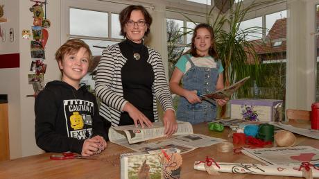 Christine Buttner aus Weil und ihre Familie verpacken ihre Geschenke in Zeitungspapier, das über das Jahr gesammelt wird. Das Foto zeigt (von links) Sohn Philipp (9), Christine Buttner und Tochter Johanna (12). 