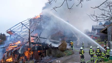 Der Brand eines landwirtschaftlichen Anwesens sorgte am Montag für einen Großeinsatz der Feuerwehr. 	