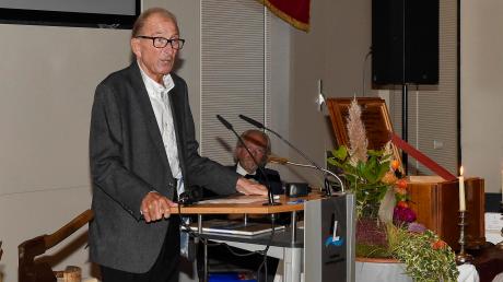 Franz Lanzinger bei der Vorstellung der Chronik der Kreishandwerkerschaft im Oktober 2021 im Sitzungssaal des Landratsamts. 