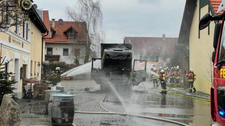 Mitten in Hagenheim ist ein Sattelzug in Brand geraten.