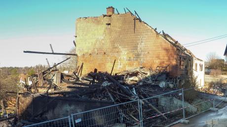 Nach dem Brand eines ehemaligen landwirtschaftlichen Anwesens in Apfeldorf ist mittlerweile die mögliche Ursache des Feuers bekannt. 