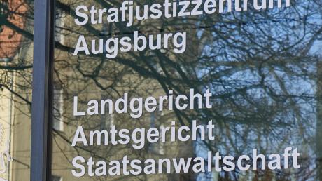 Vor der 8. Strafkammer des Landgerichts Augsburg wurde ein Mann wegen einer Messerattacke am Geltendorfer Bahnhof verurteilt. 