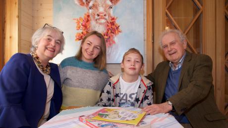 Liuba Eichner und ihr Sohn Sasha sind, nach tagelanger Flucht von Kiew über Lemberg bis nach Schondorf, endlich in Sicherheit. Bei Doris (links) und Achim Pospischil haben die beiden ein vorübergehendes Zuhause gefunden.  