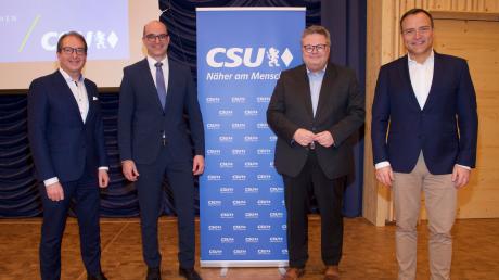 Michael Kießling (Zweiter von links) bleibt Kreisvorsitzender der CSU Landsberg. Zu seinen Stellvertretern zählen Landrat Thomas Eichinger und Alex Dorow (von rechts). Auch Alexander Dobrinth (links) kam zur Versammlung. 