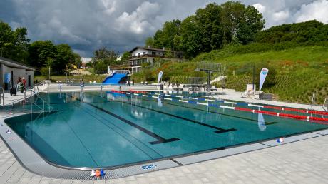 Am Sonntag eröffnete das Freibad in Greifenberg. Es gibt drei Becken, darunter auch einen Kinderbereich.  