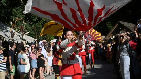 Flagge zeigen vor dem Ritterturnier beim Festumzug am Samstag: Für elegante Motive sorgen die Fahnenschwingerinnen und Fahnenschwinger. 