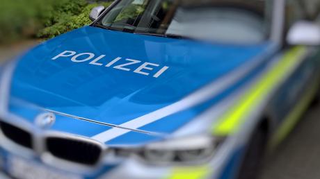 Die Polizei wertet Videoaufnahmen einer Frau aus, die in Tapfheim eine Halle beschädigt hat und geflohen ist.