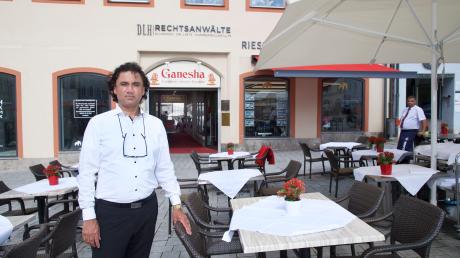 Parminder Minhas vor seinem Lokal, dem Restaurant Ganesha, am Hauptplatz in Landsberg.