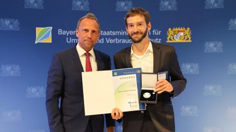 Der Landsberger Botaniker Dr. Andreas Fleischmann (rechts) wurde von Umweltminister Thorsten Glauber mit der Umweltmedaille ausgezeichnet. 
