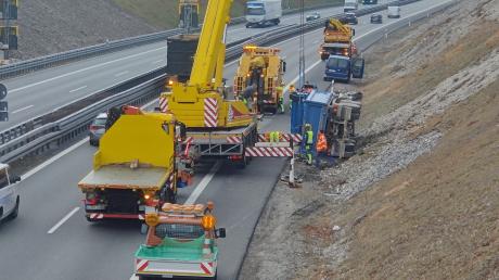Auf der A96 nahe Greifenberg ist am Dienstag ein Lastwagen umgekippt.