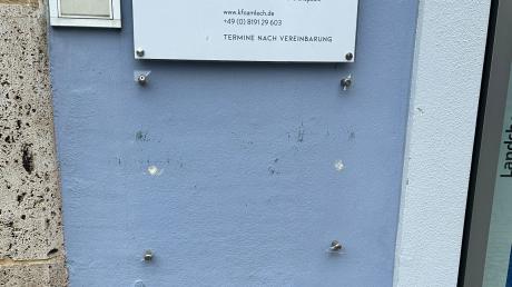 Seit Kurzem fehlt das Schild der CSU-Politiker Michael Kießling und Alex Dorow vor dem Eingang ihres Büros in der Landsberger Altstadt.