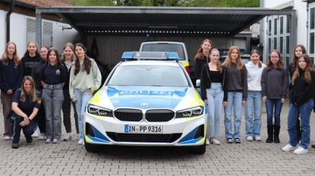 18 Schülerinnen besuchten die Polizeiinspektion Landsberg, um sich über den Beruf der Polizistin zu informieren.