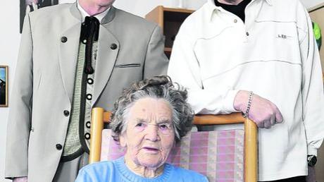 Emilie Turba, die seit drei Jahren im Seniorenheim Vilgertshofen lebt, feiert ihren 100. Geburtstag. Mit im Bild ihre Söhne Wilfried und Engelbert Turba. Foto: leit