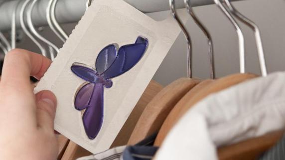 Aufhänger mit dem Duft von Lavendel, Walnussblättern oder Zedernholz beugt  dem Mottenbefall im Kleiderschrank vor. (Bild: Andrea Warnecke/dpa/tmn)