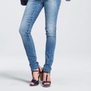 Die Skinny-Jeans hat jahrelang die Modewelt dominiert, doch inzwischen ist sie out. 