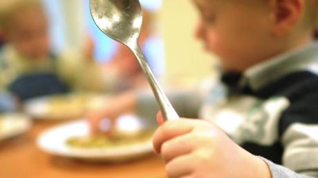 Künftig sollen Kinder, die länger als 14 Uhr das Kinderhaus in Schmiechen besuchen, auch verpflichtend zu Mittag essen.