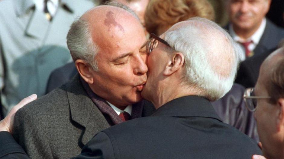 Der berühmte Bruderkuss: Michail Gorbatschow und Erich Honecker.
