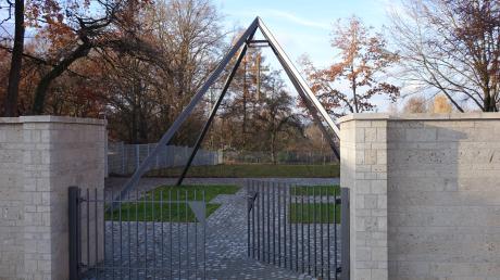 Der neue Eingangsbereich am Friedhof in Regglisweiler: Das in der Pyramide angebrachte Kreuz und die Umrahmung im wertigem Travertin-Gestein lassen einen "Raum der Besinnung" entstehen.