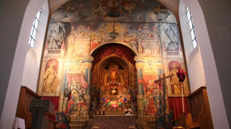 Das Heilige Grab nimmt den gesamten Altarraum ein.