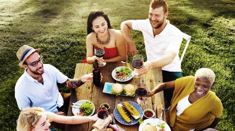 Was gibt es an einem warmen Sommerabend schöneres, als mit guten Freunden fein zu essen?