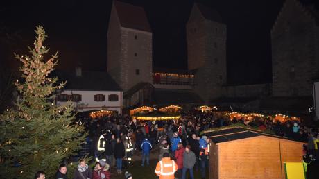 Erleben Sie am 30. November und 1. Dezember die einzigartige stimmungsvolle Atmosphäre des romantischen Adventsmarkts im Nassenfelser Burghof. 