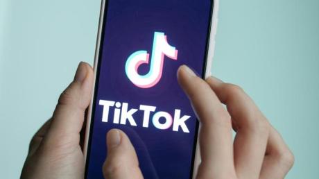 Mit TikTok können Nutzerinnen und Nutzer kurze Handyvideos zu Musikclips oder zu anderen Videos erstellen. Die App ist vor allem bei Jugendlichen sehr beliebt.