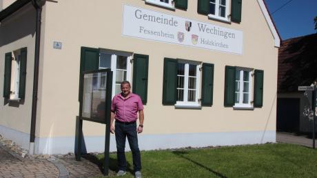 Bürgermeister Klaus Schmidt vor der Gemeindeverwaltung in Wechingen. Die Kommune vereint drei starke Ortsteile, die ohne Rivalitäten eine lebendige Dorfgemeinschaft bilden.