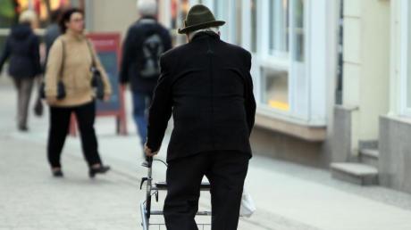 Einsamkeit im Alter ist ein wachsendes gesellschaftliches Problem. In Burgau soll es mehr Veranstaltungen für Senioren geben. 