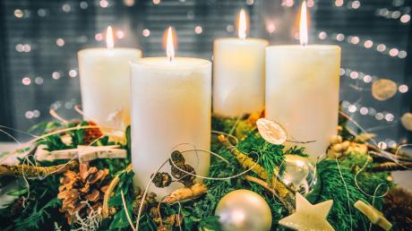 In der Weihnachtszeit hat die Gärtnerei Pelikan aus Emersacker passende Angebote für ihre Kunden - wie zum Beispiel einen selbst gebundenen Adventskranz.