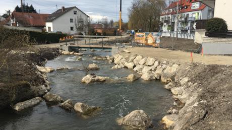 Neu gestaltet wurde das Areal um die  Alte Säge in Mühlhausen.  Die Friedberger Ach hat ein neues Bett erhalten, nun ist auch die Brücke fertiggestellt. 