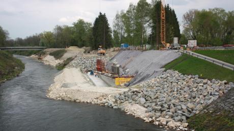 Die Bauarbeiten an der Fischtreppe am Großaitinger Wehr laufen auf Hochtouren. Spätestens im Oktober soll sie fertiggestellt werden. Bis dahin wartet allerdings noch einiges an Arbeit. 
