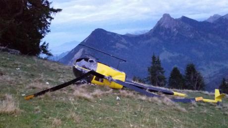 Mit seinem Hubschrauber musste Max Huber in steilem Gelände zu einer Notlandung ansetzen. Dabei zerbrach das Fluggerät und überschlug sich mehrmals den Hang hinab.
