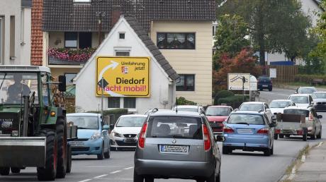 Dass es auf der Ortsdurchfahrt von Diedorf oft eng wird und die Anwohner dringend auf eine Lösung hoffen, soll jetzt auch Verkehrsminister Dobrindt erfahren. 