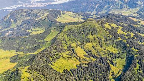 Das 1787 Meter hohe Riedberger Horn aus der Luft: Wildbiologen lehnen einen Skigebiets-Zusammenschluss über den Gipfel ab, weil hier sehr viel Birkwild beheimatet ist.  