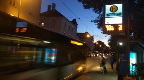 Nach Einbruch der Dunkelheit wird am Wochenende in Göggingen das Nahverkehrsangebot dünn. Pro Bahn fordert eine bessere Nachtbusanbindung. 	