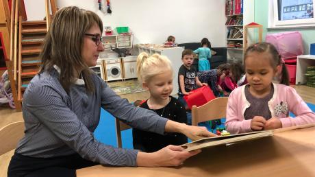 Bald können (von links) Tatjana Rüb, Juna und Julia ihre Bilderbücher im neuen Kindergarten ansehen.  	