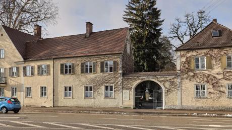 Das denkmalgeschützte Alte Rathaus in Göggingen beherbergt derzeit noch die Stadtteilbibliothek. Nach den Plänen der Stadt könnte dort bald im Erdgeschoss ein Bürgerbüro einziehen.  	