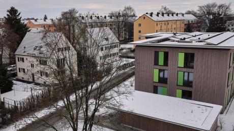 Häuser mit Satteldach prägen die Messerschmitt-Siedlung. Wie die neue Architektur aussehen könnte, sieht man am Beispiel des Studentenwohnheims (rechts). 	