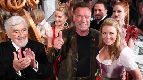 Mario Adorf, Arnold Schwarzenegger und seine Freundin Heather Milligan (von links) bei der Weißwurst-Party im Stanglwirt. 