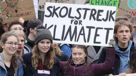 An den Demonstrationen für den Klimaschutz nahm auch die Schwedin Greta Thunberg (zweite von rechts) teil, links neben ihr die deutsche Klimaaktivistin Luisa Neubauer.