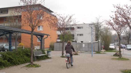 Das Drei-Auen-Quartier mit neuen und sanierten Wohnhäusern und einem neu gebauten Bildungshaus mit Grundschule (weißes Gebäude) befindet sich in Oberhausen. Hier hat sich auch mithilfe des Förderprogramms „Soziale Stadt“ viel getan. 	