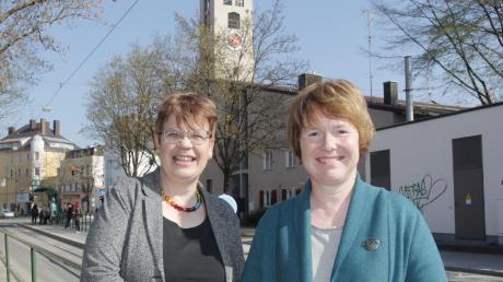 Marianne Werr (links) und Sabine Dempewolf wurden am Palmsonntag in ihr Amt eingeführt. Im Hintergrund ist ihre Wirkungsstätte, die Kirche St. Paul, zu sehen. 	